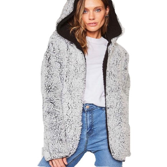 BEAUTIFUL REVERSIBLE BLACK / GRAY SHERPA COAT - Picture 4 of 5
